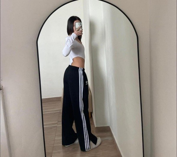 Pantalón Largo Adidas con Rayas y Corte en el Tobillo