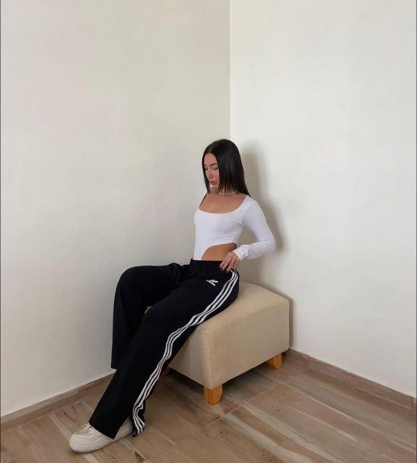 Pantalón Largo Adidas con Rayas y Corte en el Tobillo