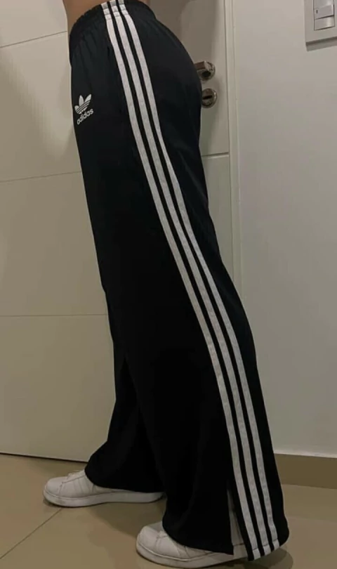 Pantalón Largo Adidas con Rayas y Corte en el Tobillo